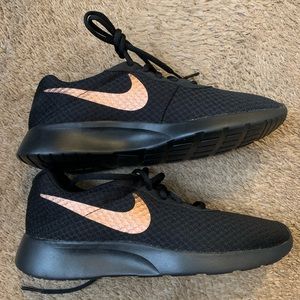Women’s Nike Tanjun Shoes Size 9 NEW